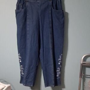 C D Daniels Plus Women's Blue Jeans with White Floral Embroidery Size 3X NWT